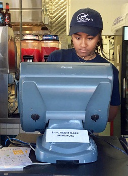 La fille d’Obama devient serveuse