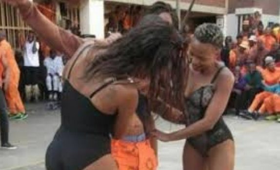 Afrique du Sud: Des Strip-teaseuses dans une prison, 13 gardiens menacés de suspension