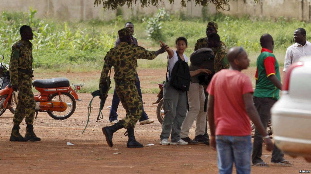 Des militaires tabassent les habitants…