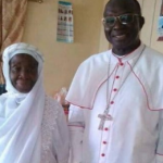 Photo touchante d’un prêtre catholique et sa mère musulmane