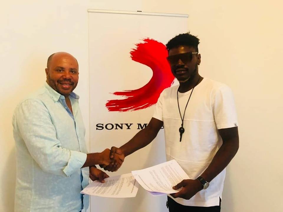Ariel Sheney dépose ses valises chez Sony music