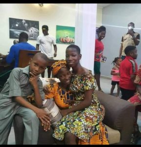Nigeria: la comédienne Emmanuella, 10 ans, offre une…